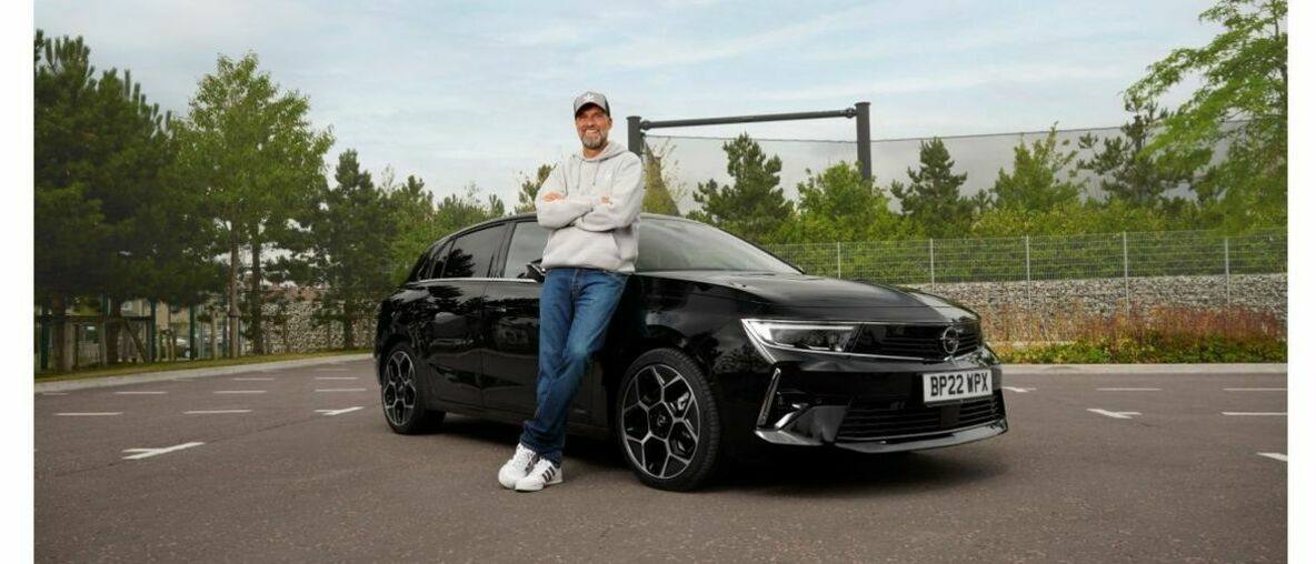 Jürgen Klopp fährt ab sofort den neuen Opel Astra Plug-in-Hybrid